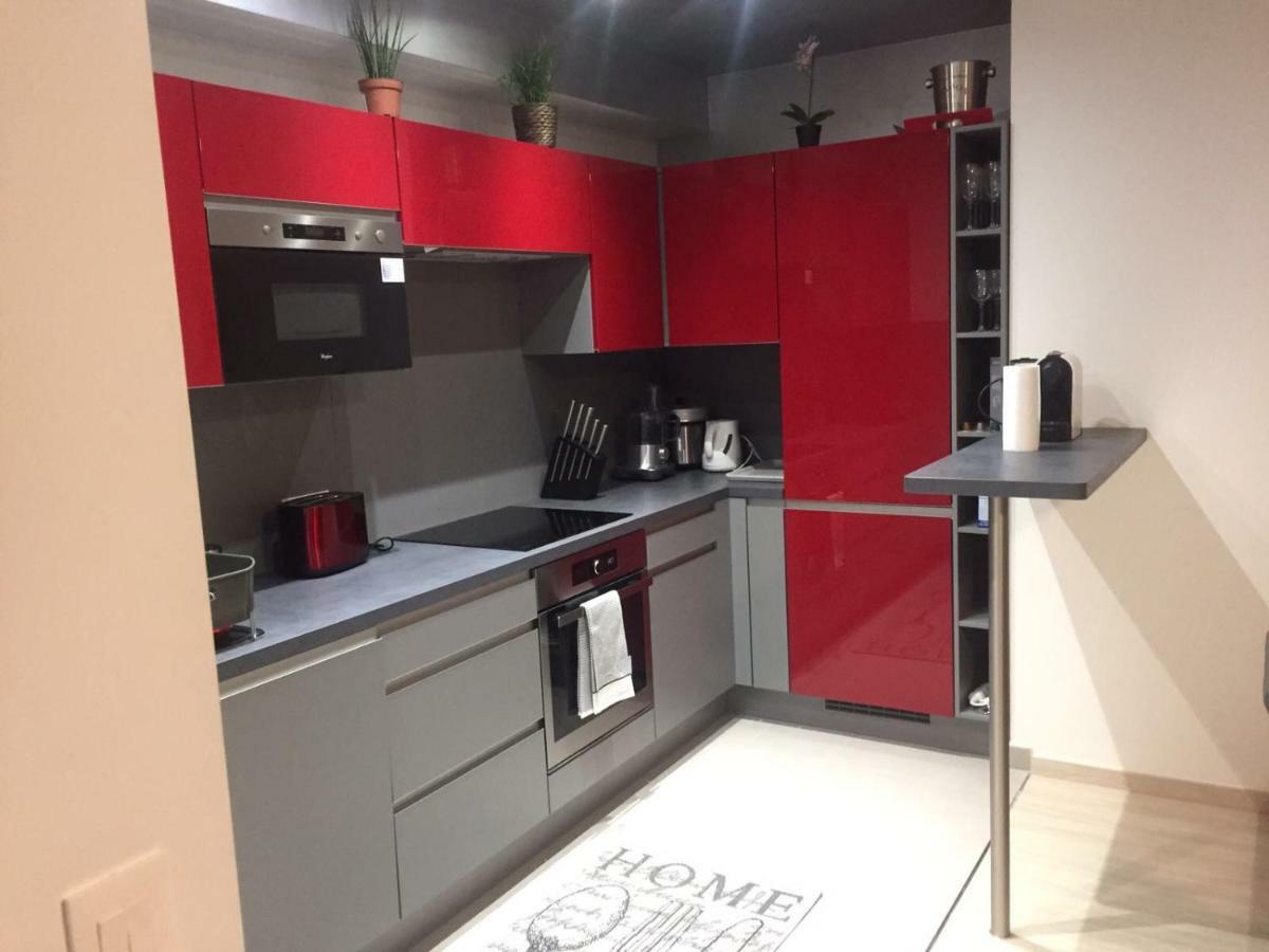 Red-line Apartment *